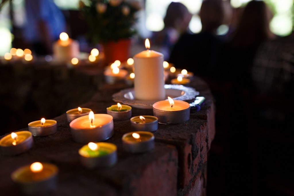 candle lights in funeral